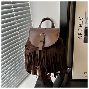Detail eines dunkelbraunen Boho-Rucksacks mit Vintage-Fransen und Metallschnallenverschluss