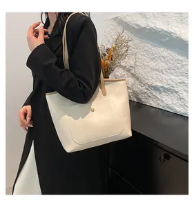 Détail du cabas en cuir blanc crème avec une poche frontale magnétique fonctionnelle