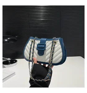 Detailed view of the V-shaped quilted texture and contrast piping on the chain bag