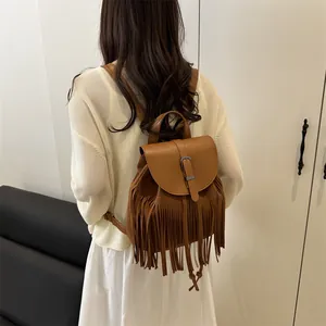 Brauner Vintage-Rucksack mit Bohème-Fransen in der Rückansicht am Modell präsentiert