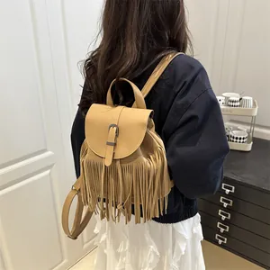 Böhmischer hellbrauner Fransenrucksack für Damen mit Quasten und Vintage-Klappe