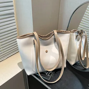 Grand sac cabas vintage blanc cassé avec bordure marron et bandoulières souples