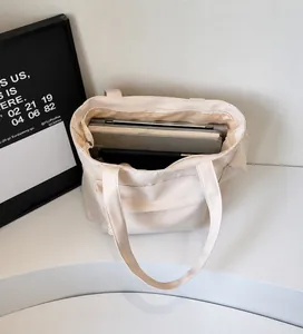 Vista dall'alto dello spazioso scomparto interno della borsa tote in tela con laptop