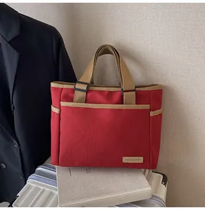 Detaillierte Makroaufnahme einer rot-khakifarbenen Canvas-Tasche auf einem Koffer