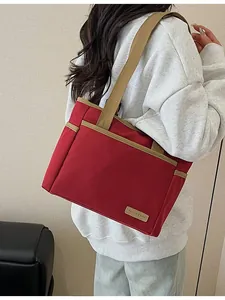 Rote Canvas-Tragetasche mit khakifarbenen Riemen für den täglichen Pendelverkehr-Look