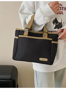Große schwarze Canvas-Einkaufstasche mit khakifarbenen Riemen für den täglichen Pendler