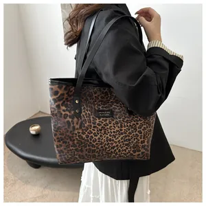 Detailansicht der Leopard-Print-Tragetasche mit schwarzem Riemen und Nietenbesatz