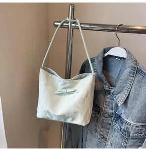 Détail du sac cabas vert menthe avec texture marbrée et décoration de nœud élégante