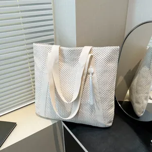 Grand sac cabas en paille tissée crème avec texture gaufrée et pompon pour plage ou ville