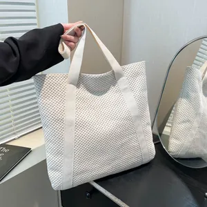 Sac fourre-tout tissé beige minimaliste à grande capacité avec des poignées en tissu