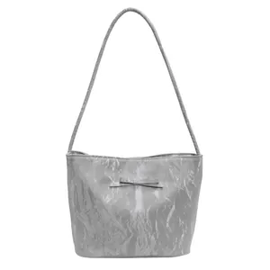 Sac fourre-tout argenté métallisé avec texture plissée, nœud et fine bandoulière