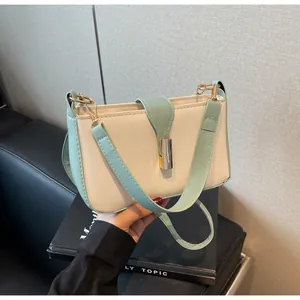 Detailed view of the contrast color shoulder bag with metal buckle and premium texture
