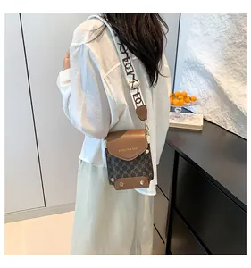 Dettaglio della mini borsa porta cellulare da donna con tracolla larga jacquard vintage