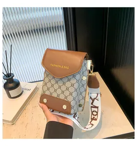 Dettaglio della mini borsa a tracolla retrò con patta logo e tela a fiori