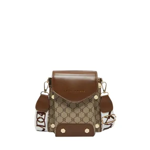 Borsa porta cellulare retrò in pelle marrone con tela logata e tracolla in tessuto
