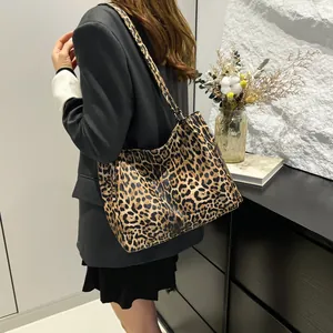 Fashionable leopard print tote bag with large capacity for urban commute and casual styling