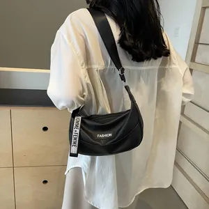 Borsa a tracolla a mezzaluna nera in pelle martellata con scritta moda e cinturino