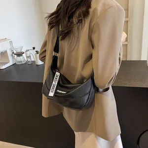 Borsa a tracolla a mezzaluna nera in pelle martellata con stampa moda e dettagli