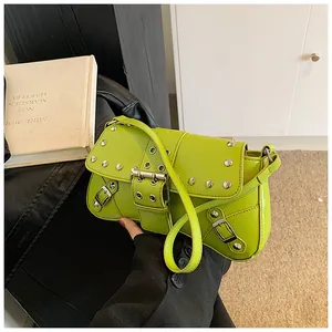 Λεπτομέρεια της lime green retro τσάντας με μεταλλικά τρουκ και σχέδιο με καψούλια