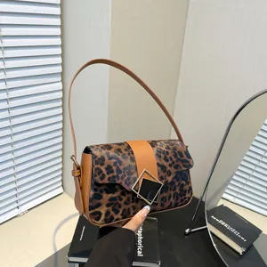Borsa a spalla leopardata invernale con patta in pelle marrone e fibbia geometrica oro