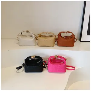 Détail de cinq mini sacs polochons en blanc, kaki, marron, noir et rose avec texture tressée