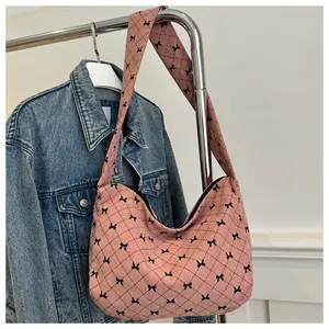 Detaillierte Makroansicht des rosa Cordstoffs mit schwarzen Schleifenmustern auf der Tasche