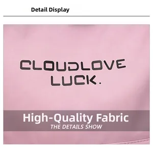 Gros plan sur la texture du tissu rose et l'imprimé CLOUDLOVE LUCK noir du sac à dos