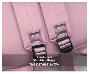 Gros plan détaillé des coutures renforcées de la bretelle d'un sac à dos violet