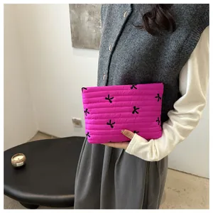Gesteppte pinke Clutch mit schwarzer Stickerei und flauschig gepolstertem Design
