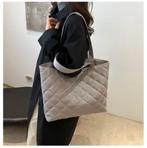Sac fourre-tout matelassé gris argenté avec grande capacité et design élégant chic