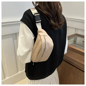 Primer plano de elegante riñonera beige con correa ajustable vista desde la espalda