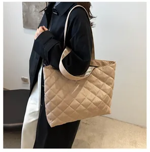 Détail de sac cabas matelassé kaki avec motif en losange et larges bandoulières