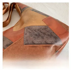 Dettaglio della borsa tote patchwork vintage con cuciture a contrasto e toni della terra