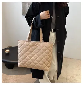 Détails du sac cabas matelassé beige montrant les coutures et la texture