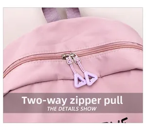 Détail du système de fermeture éclair bidirectionnelle du sac à dos violet minimaliste
