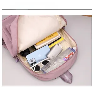 Vue intérieure du sac à dos rose minimaliste montrant une grande capacité de rangement quotidien
