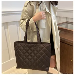 Sac cabas matelassé marron porté avec un trench beige pour un look de bureau chic