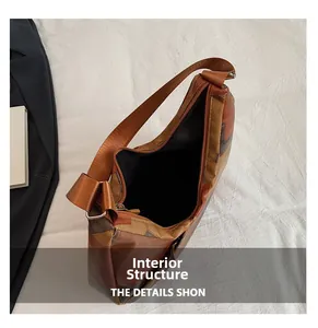 Struttura interna di una borsa tote capiente con fodera nera e chiusura a zip