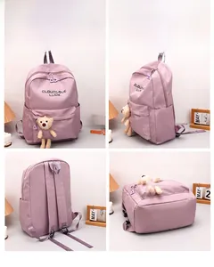 Vue détaillée d'un sac à dos lavande avec pendentif ours sous plusieurs angles