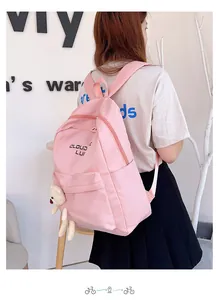 Détail du sac à dos rose en nylon avec le logo CLOUD LUI et un charmant petit ours peluche
