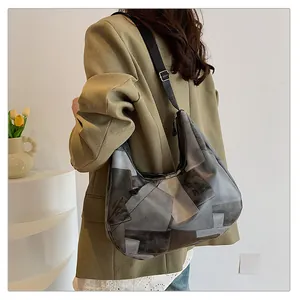 Dettaglio di borsa hobo patchwork in finta pelle con tracolla regolabile e fibbia in metallo