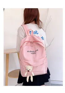 Sac à dos rose avec imprimé Cloudlove Luck et ourson en peluche porté par un modèle