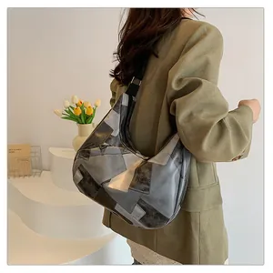 Dettaglio della borsa tote vintage patchwork grigia con texture in pelle lucida e tracolla