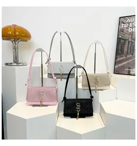 Détails des sacs à bandoulière pailletés avec pompon en métal et logo en quatre coloris