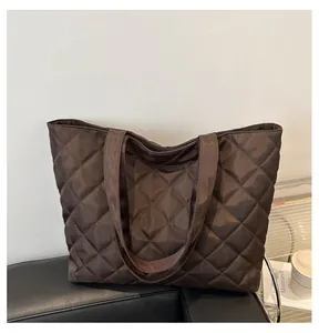 Vue détaillée du sac cabas en nylon matelassé marron avec surpiqûres en losanges