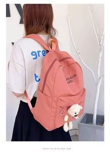 Détails du sac à dos en nylon rose corail avec pendentif ours et texte imprimé décoratif