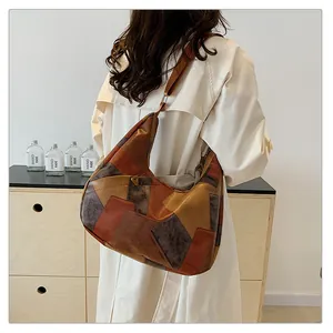 Vista dettagliata di una grande borsa tote in pelle color-block sulla spalla