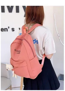 Sac à dos rose corail avec pendentif ours et texte Cloud Luci sur un mannequin