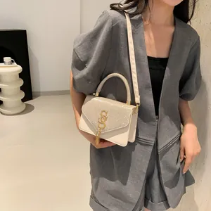 Borsa a tracolla beige minimalista con patta glitterata e logo in metallo dorato