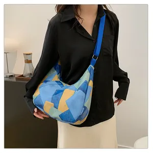 Dettaglio della borsa tote patchwork colorata con tracolla blu regolabile e trama in tela resistente
